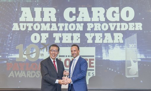 De heer Steven Lee, voorzitter van SAAA@Singapore overhandigt de award aan Nicholas Tripptree