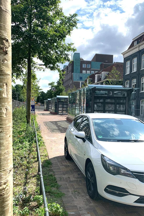 Er zijn drie moderne entreehutten beschikbaar voor het parkeren of aanvragen van een voertuig. Er zijn drie moderne entreehutten beschikbaar voor het parkeren of aanvragen van een voertuig.