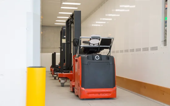 goederenlift met open deur