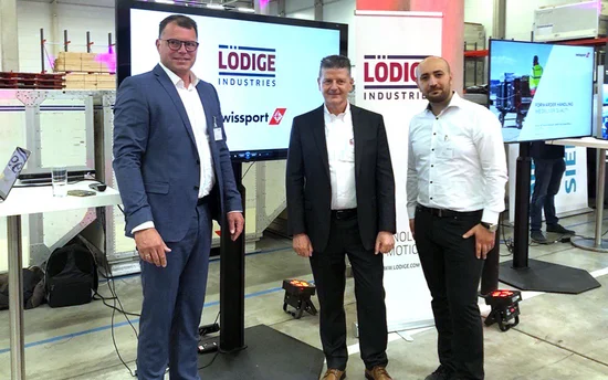 Gesprek aan de zijkant van de openingsviering (vanaf links: Björn Ussat (Lödige Industries, Director Airport Logistics Solutions), Dirk Goovaerts (Swissport, Global Cargo Chair), Ion Bugarin (Swissport, Global Operations Manager) Gesprek aan de zijkant van de openingsviering (vanaf links: Björn Ussat (Lödige Industries, Director Airport Logistics Solutions), Dirk Goovaerts (Swissport, Global Cargo Chair), Ion Bugarin (Swissport, Global Operations Manager)