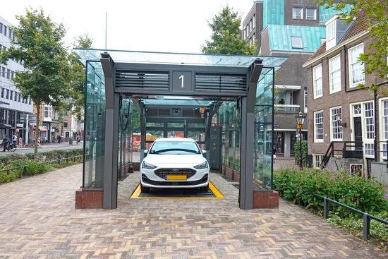 Er kunnen voertuigen tot 5 meter lang, 2,10 meter hoog en met een maximumgewicht van 3,2 ton worden geparkeerd. Er kunnen voertuigen tot 5 meter lang, 2,10 meter hoog en met een maximumgewicht van 3,2 ton worden geparkeerd.