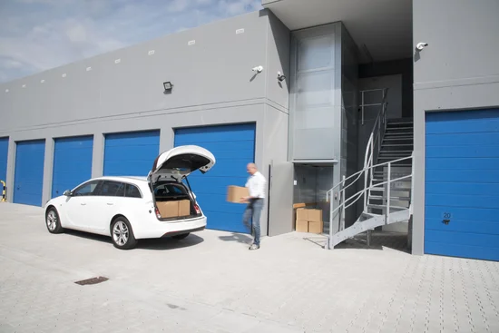 SHERPA alleen goederenlift in een self-storage magazijn SHERPA alleen goederenlift in een self-storage magazijn